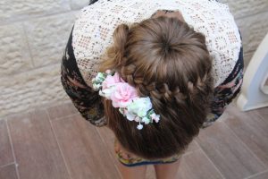 תסרוקת אסופה עם צמה